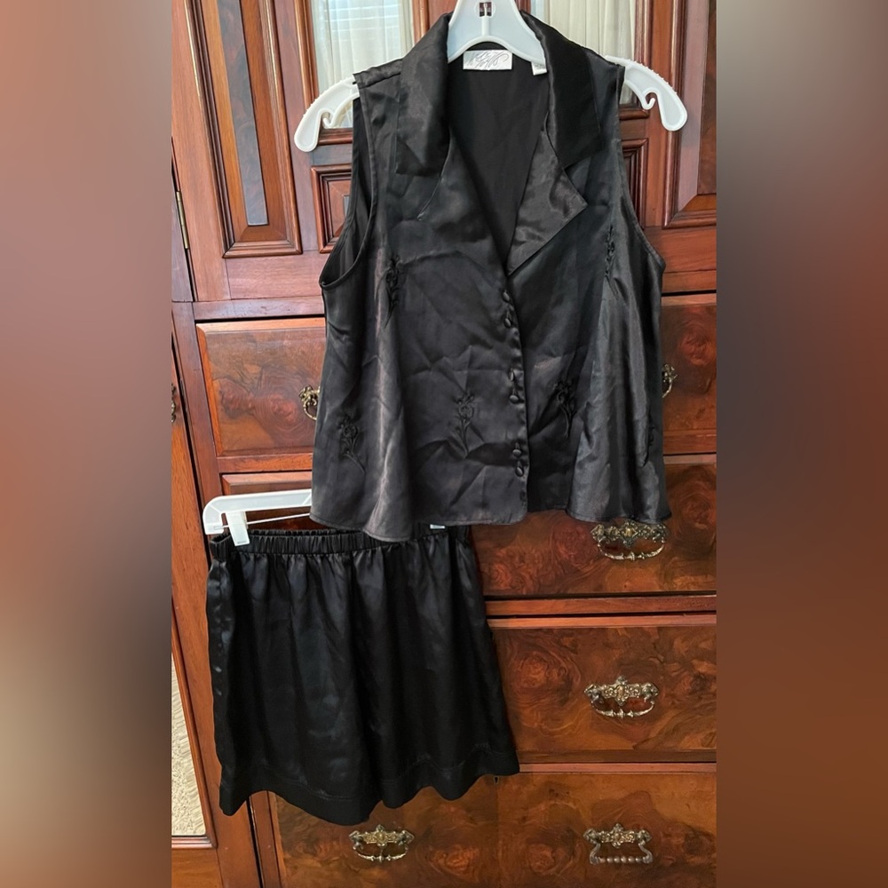 NWOT Lloyd and Taylor Black Satin Short Pajama Set  Sz Med